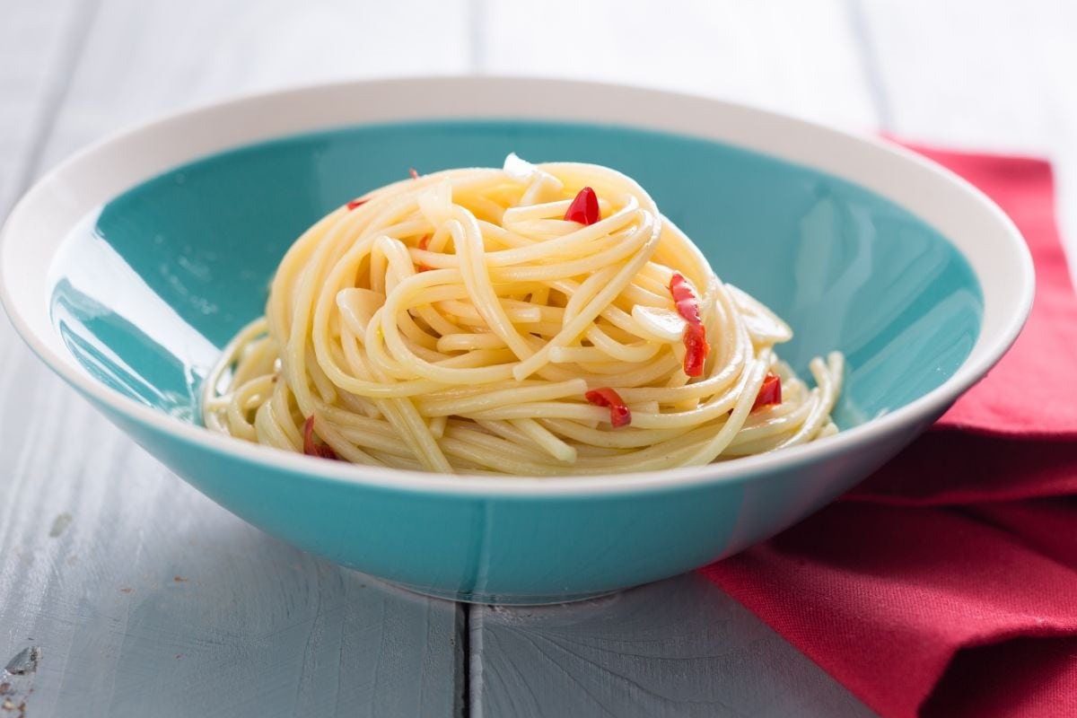 Spaghetti aglio e olio (Spaghetti with garlic, oil and chili pepper) -  Italian recipes by GialloZafferano