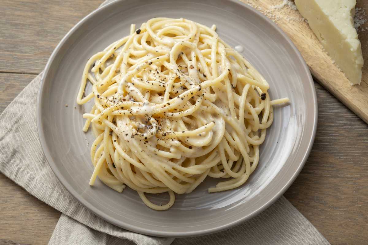 Spaghetti Cacio e Pepe (Pecorino and black pepper spaghetti) - Italian ...