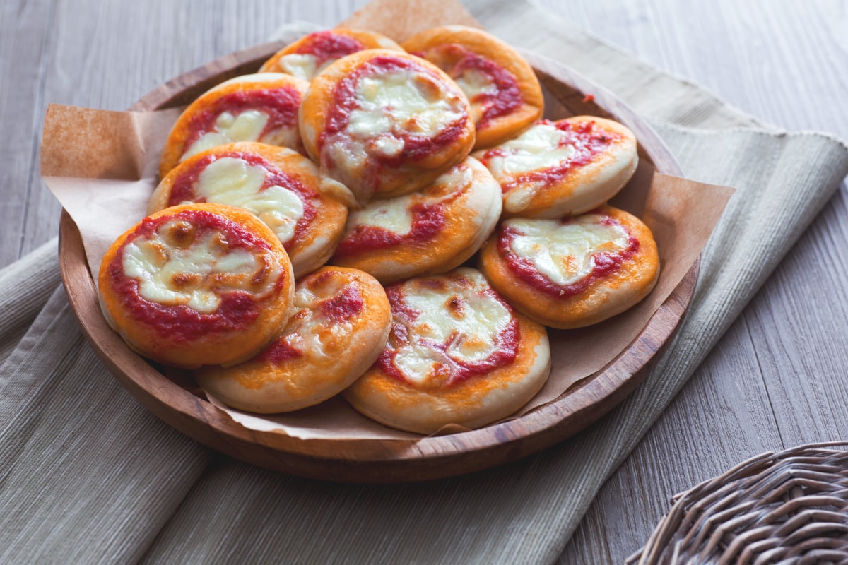 Mini puff pastry pizzas - Italian recipes by GialloZafferano