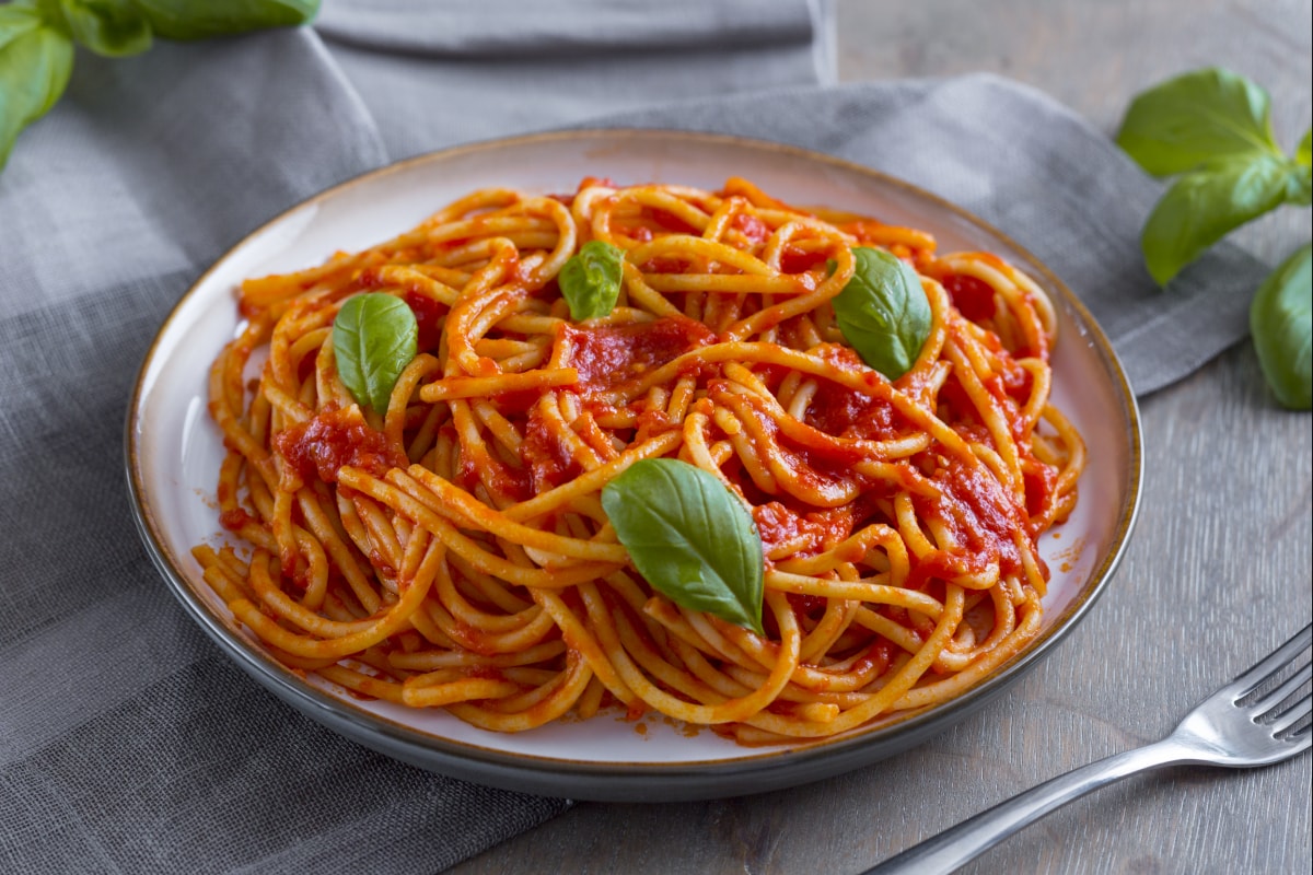Spaghetti tomato sauce - Italian recipes GialloZafferano