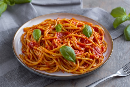 Spaghetti aglio e olio (Spaghetti with garlic, oil and chili pepper ...