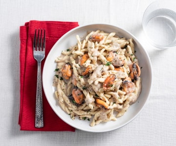 Strozzapreti with cheese, mussels, and pepper