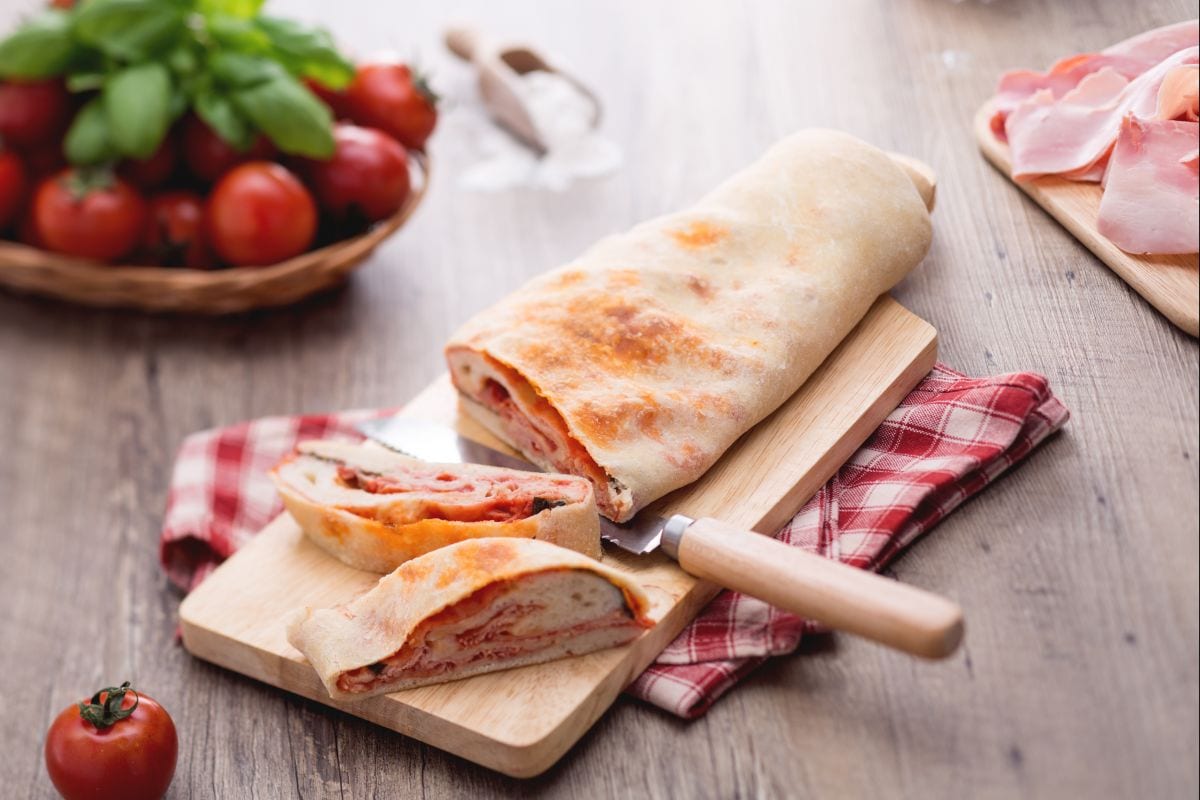Stuffed pizza roll - Italian recipes by GialloZafferano