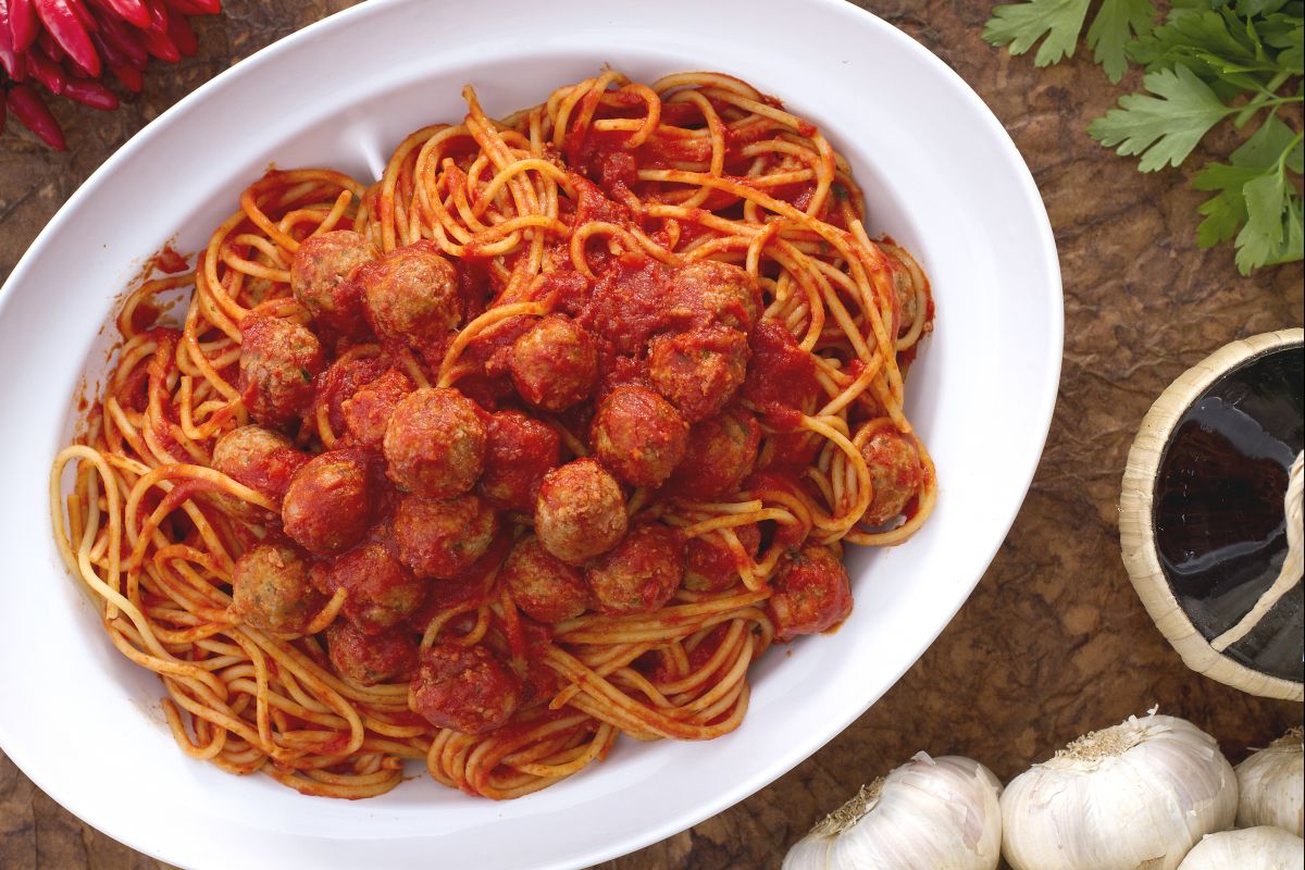 Spaghetti and meatballs - Italian recipes by GialloZafferano