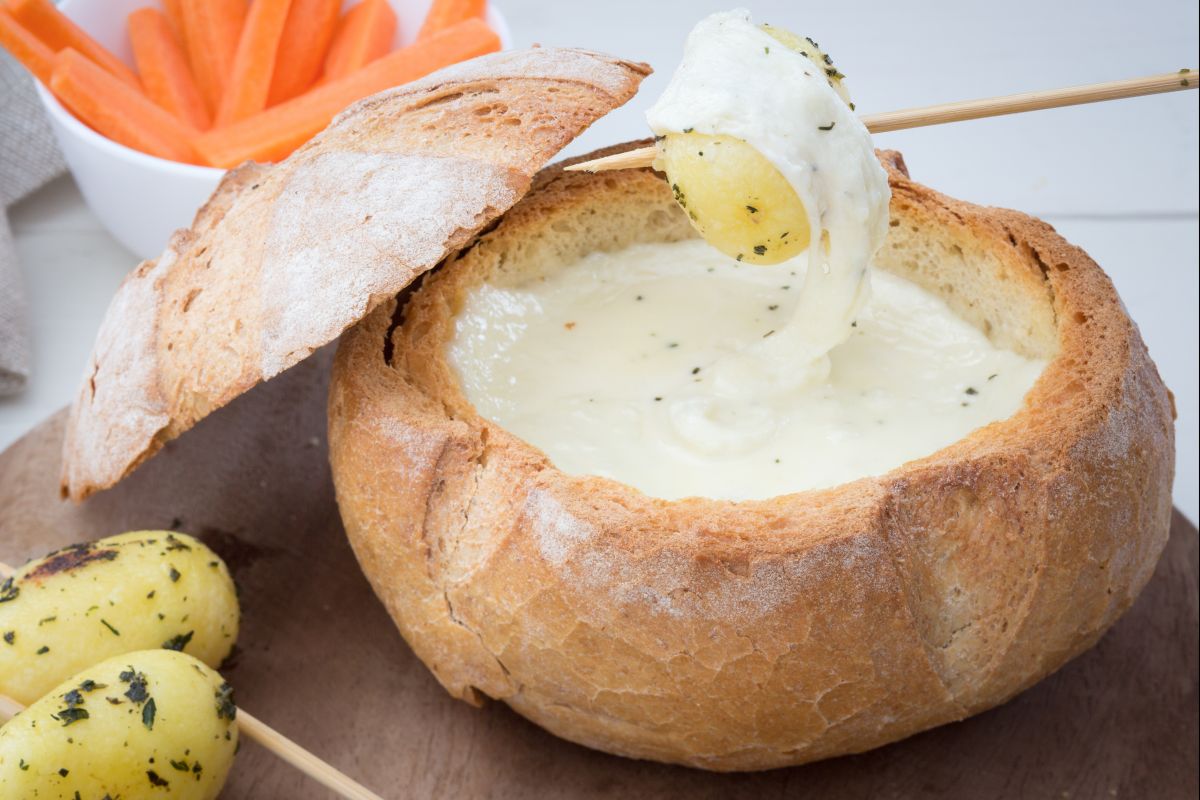 https://www.giallozafferano.com/images/239-23985/Cheese-fondue-bread-bowl_1200x800.jpg