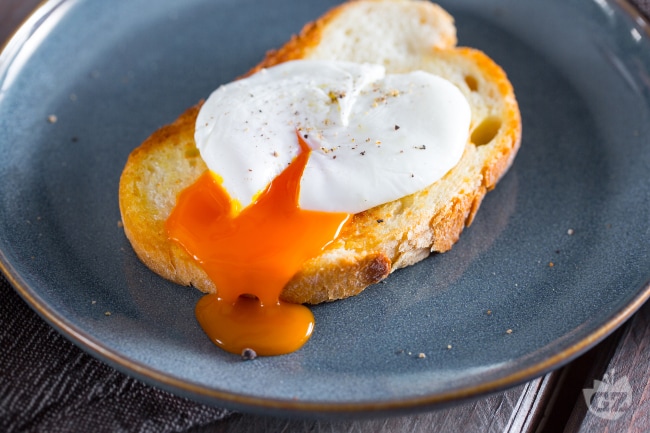 Soft-boiled eggs with caviar - Italian recipes by GialloZafferano