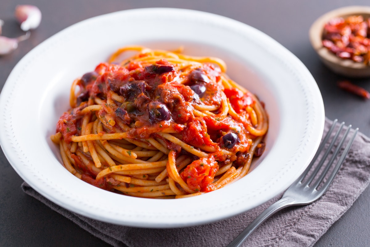 Spaghetti alla puttanesca - Italian recipes by GialloZafferano