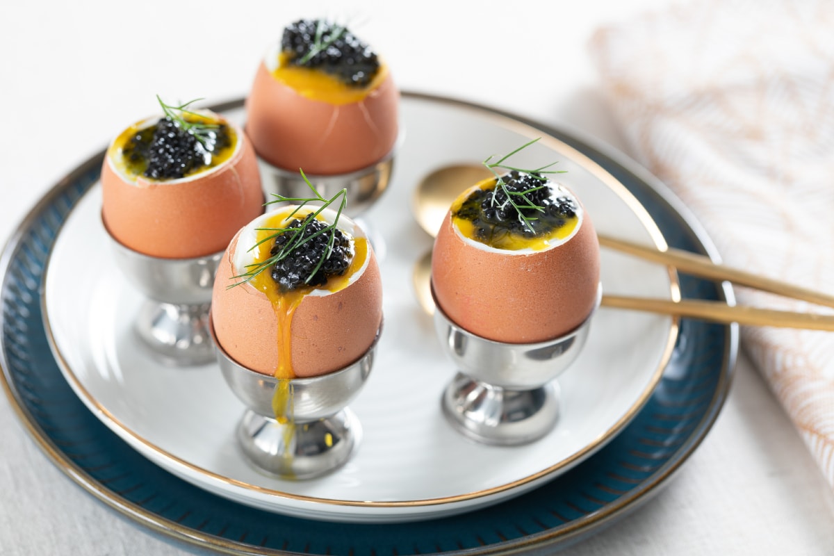 https://www.giallozafferano.com/images/269-26950/Soft-boiled-eggs-with-caviar_1200x800.jpg