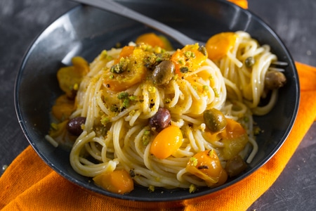 Spaghetti with anchovy sauce and cherry tomatoes