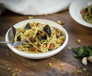 Pasta with Mussels and Breadcrumbs