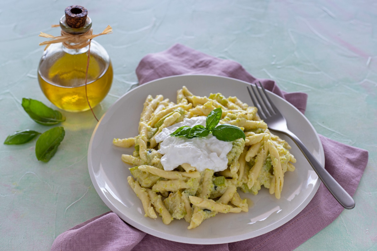 Pasta with zucchini cream and burrata