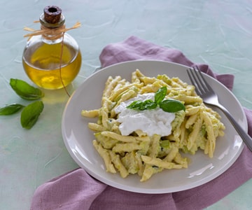 Pasta with zucchini cream and burrata