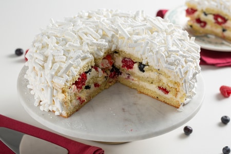 Sponge Cake with Chantilly and Berries