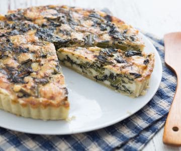 Savory pie with black cabbage