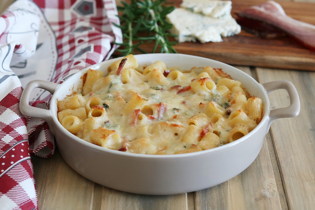 Baked pasta with speck and gorgonzola