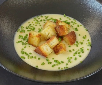 Creamy potato and leek soup