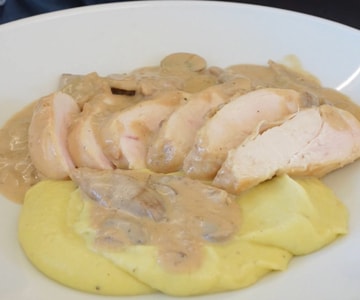 Chicken with mushrooms and leek-potato purée