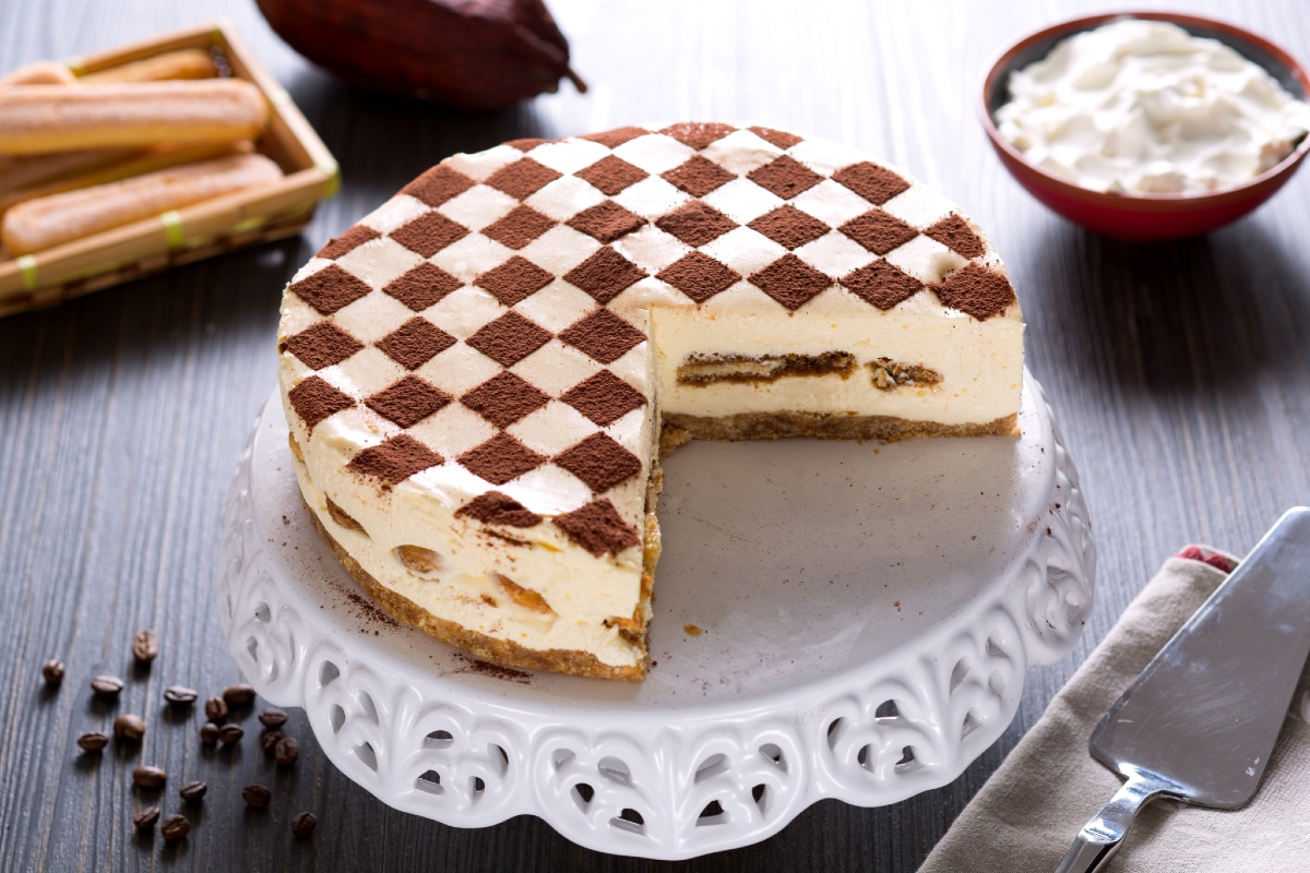 Tiramisu cheesecake with ladyfingers