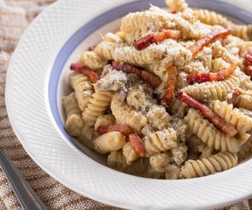 Pasta with artichoke cream and pancetta