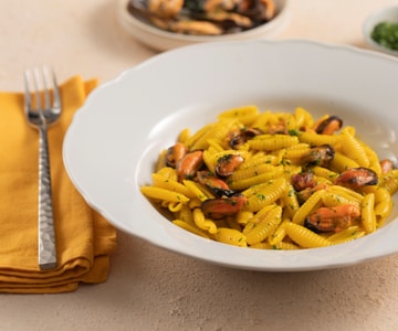 Pasta with Mussels and Saffron