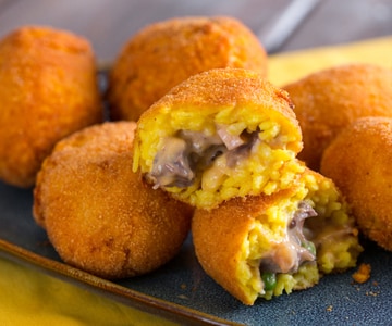 Arancini with meat and béchamel