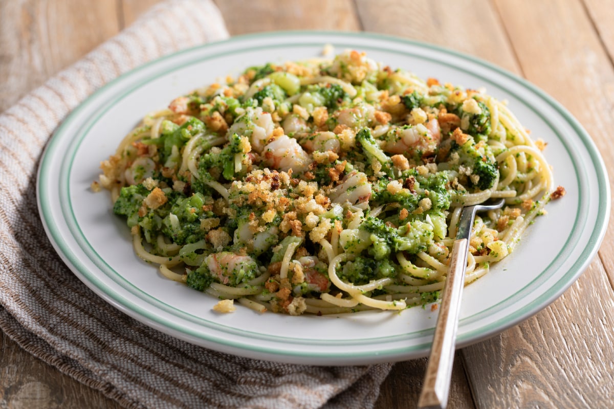 Spaghetti with broccoli and shrimp